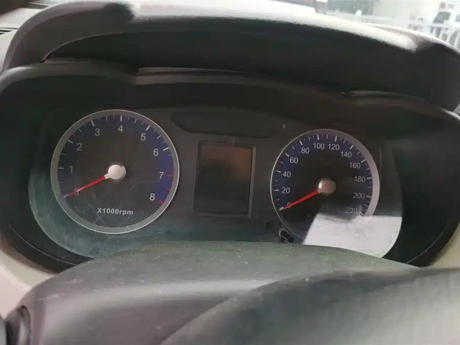 Venucia R50 2015 1.6L Automatic Fashion Edition — миниатюра 14