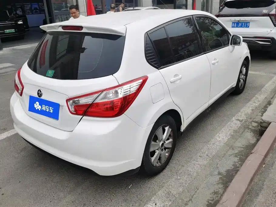 Venucia R50 2015 1.6L Automatic Fashion Edition — миниатюра 3