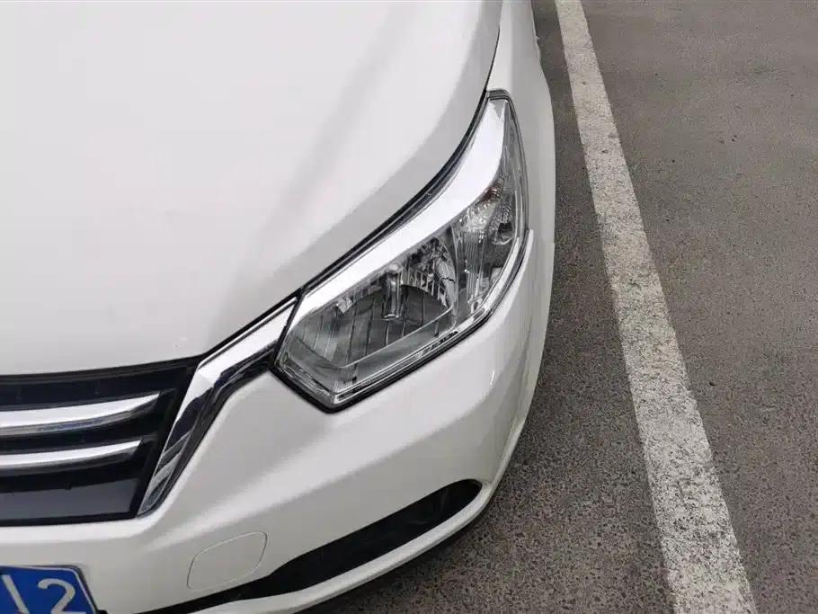 Venucia R50 2015 1.6L Automatic Fashion Edition — миниатюра 5