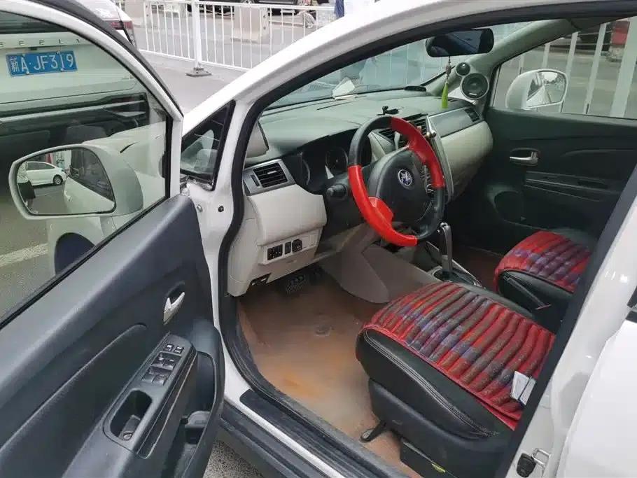 Venucia R50 2015 1.6L Automatic Fashion Edition — миниатюра 7