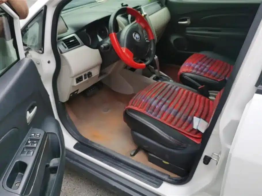 Venucia R50 2015 1.6L Automatic Fashion Edition — миниатюра 9
