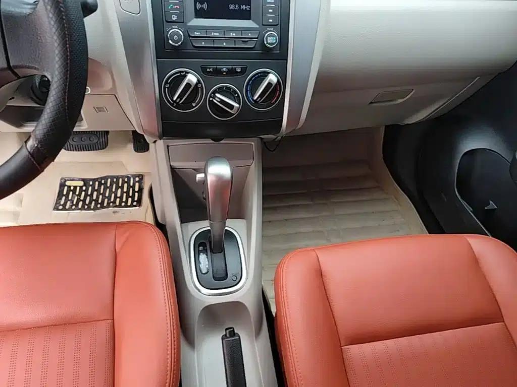 Venucia R50 2016 1.6L Automatic Elite Edition — миниатюра 14