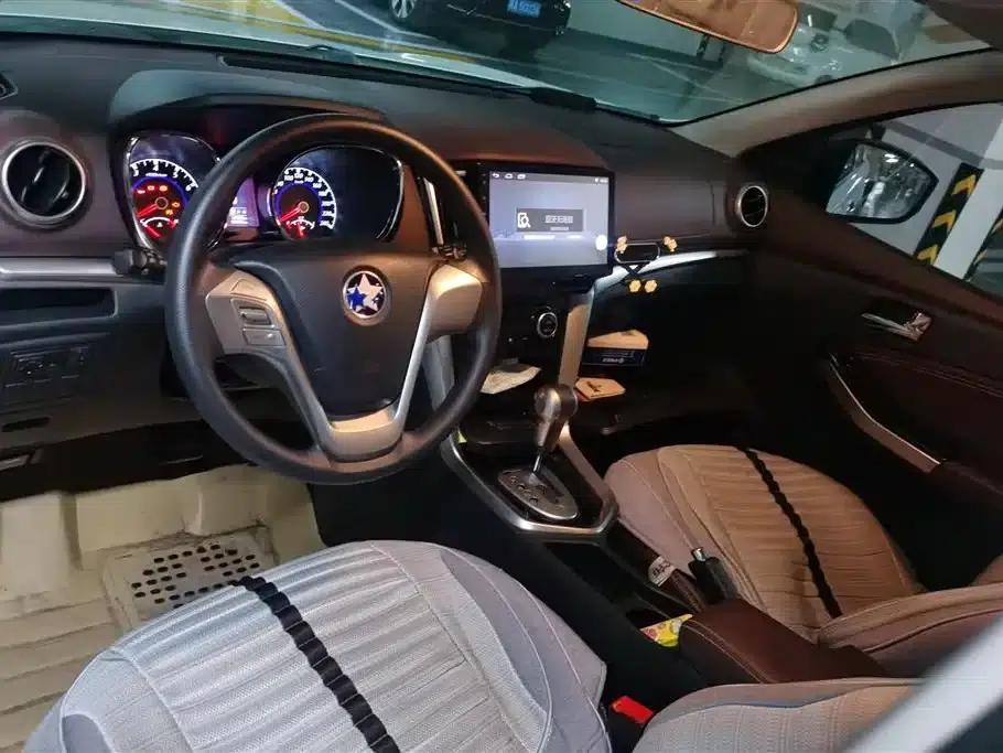 Venucia T70X 2016 2.0L CVT Smart Sport Edition — миниатюра 12