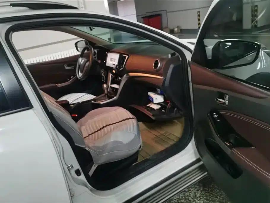 Venucia T70X 2016 2.0L CVT Smart Sport Edition — миниатюра 8