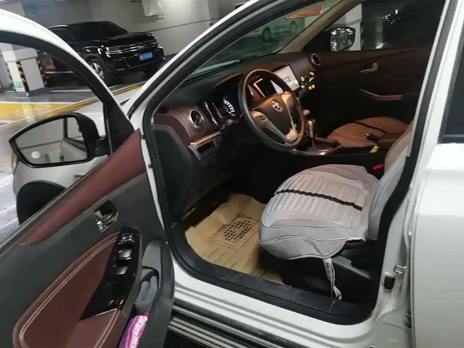 Venucia T70X 2016 2.0L CVT Smart Sport Edition — миниатюра 9