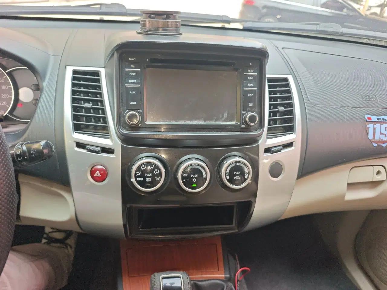 Mitsubishi Pajero Sport 2011 3.0L Luxury Navigation Edition — миниатюра 13