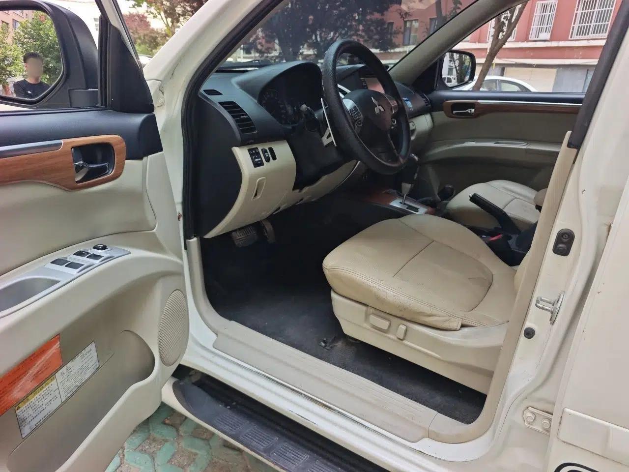 Mitsubishi Pajero Sport 2011 3.0L Luxury Navigation Edition — миниатюра 16