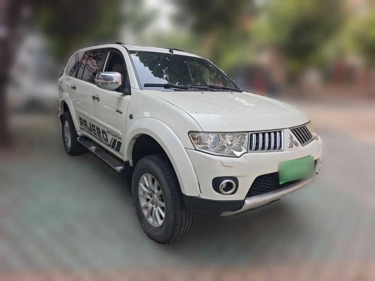 Mitsubishi Pajero Sport 2011 3.0L Luxury Navigation Edition — миниатюра 3