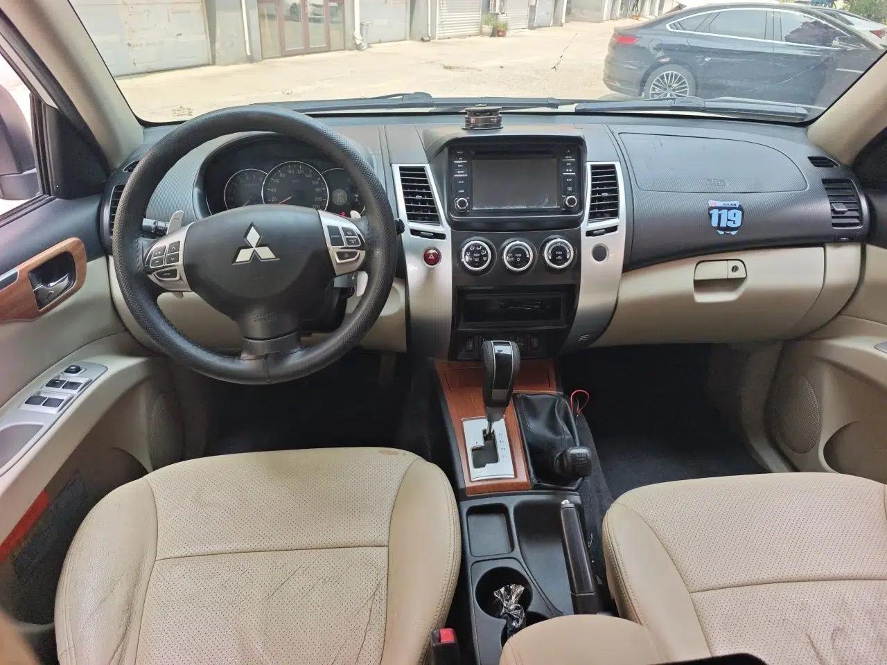Mitsubishi Pajero Sport 2011 3.0L Luxury Navigation Edition — миниатюра 9
