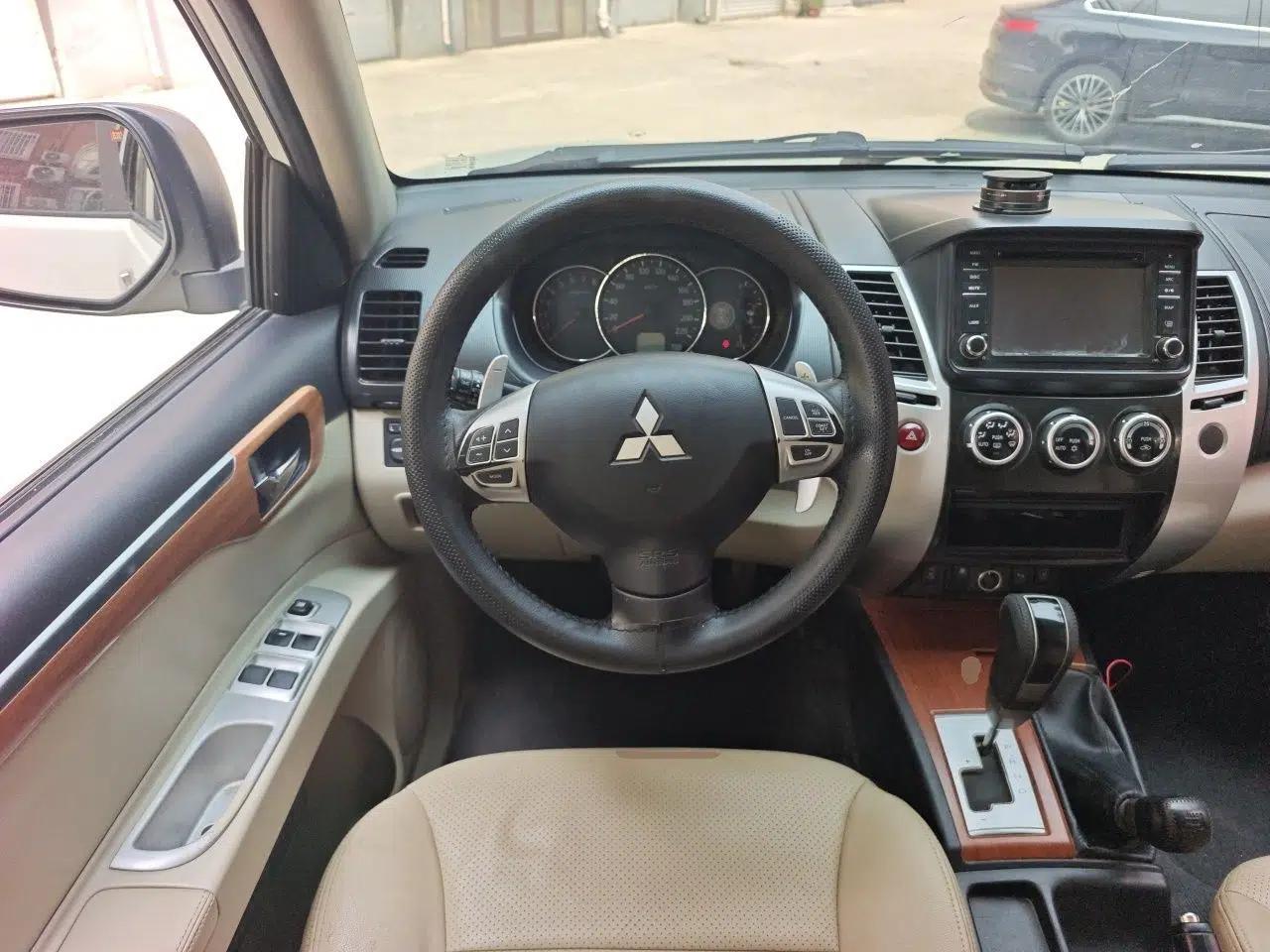 Mitsubishi Pajero Sport 2011 3.0L Luxury Navigation Edition — миниатюра 10