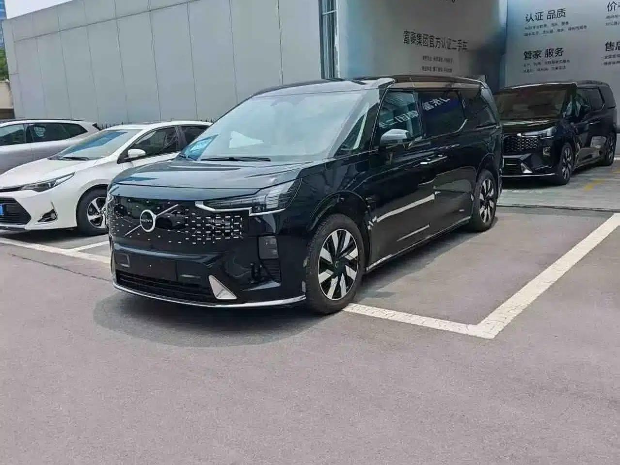 Volvo EM90 2025 Ultra 6-seater — миниатюра 1
