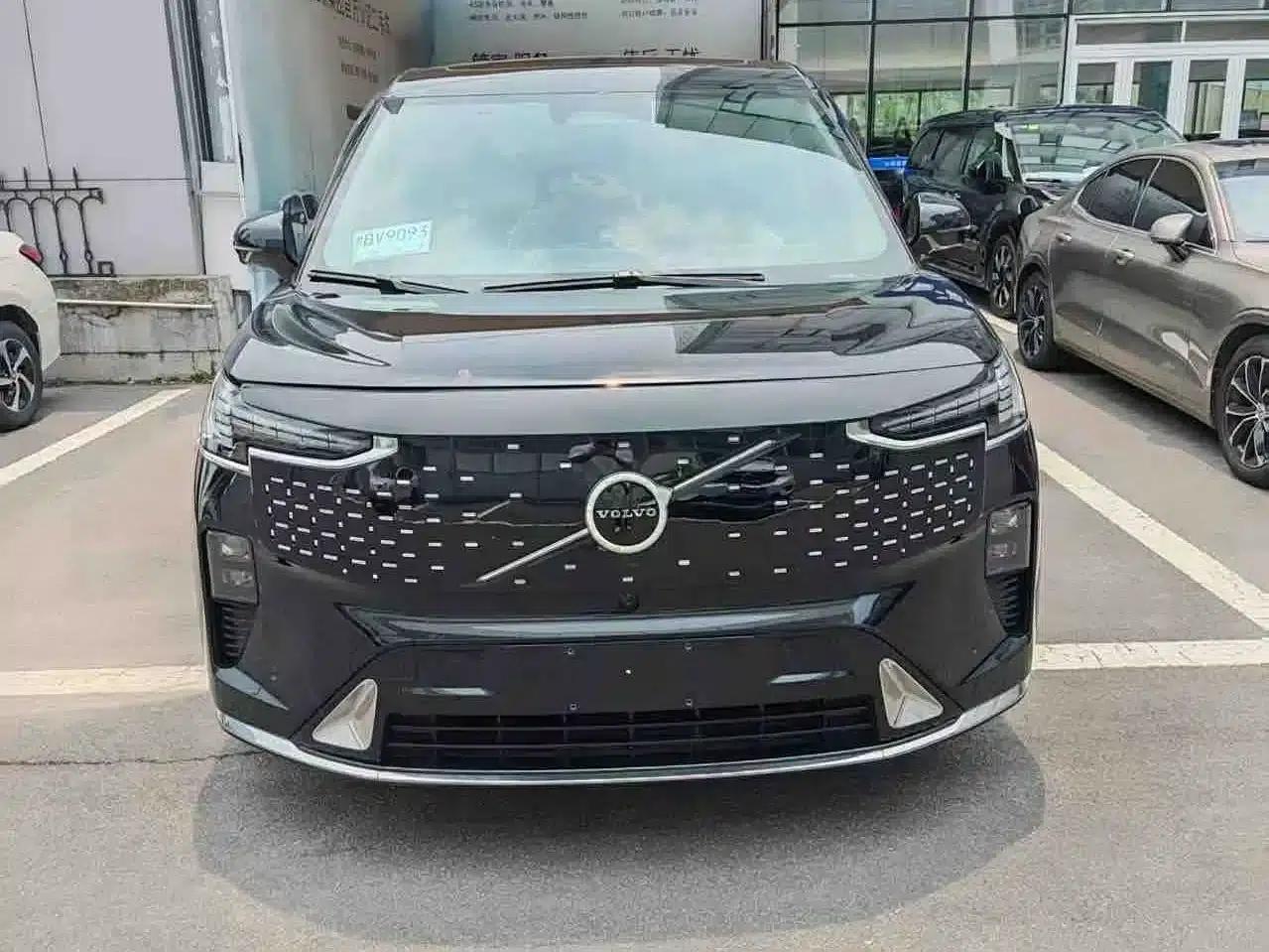Volvo EM90 2025 Ultra 6-seater — миниатюра 2
