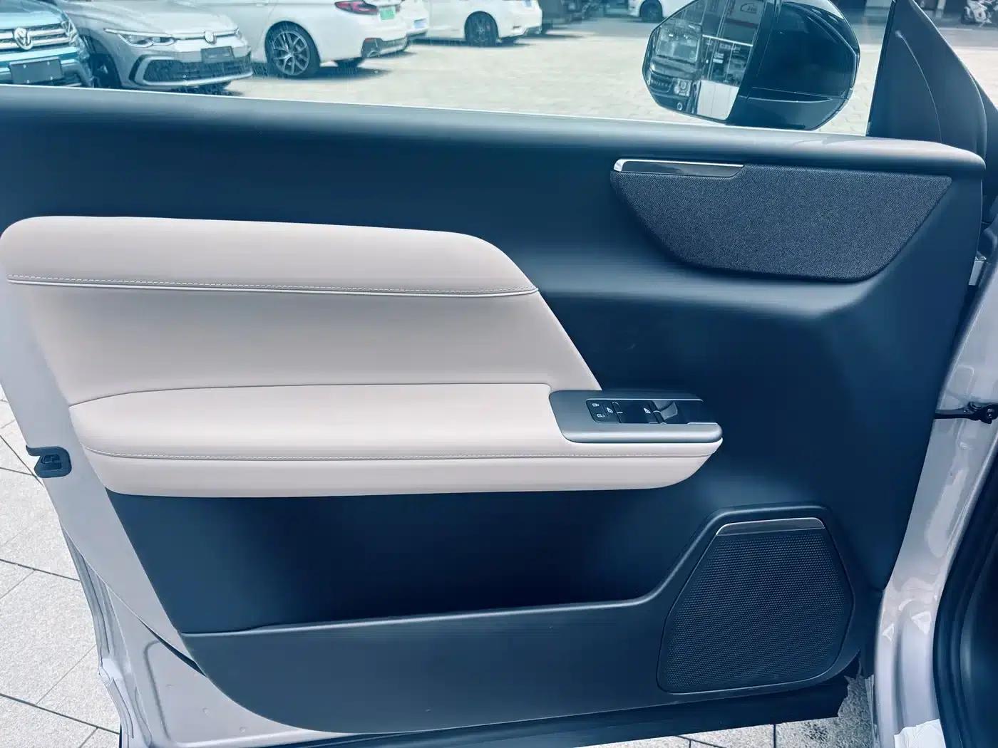 2026 Volvo XC70 Plug-in Hybrid, All-Wheel Drive, Long Range Core — миниатюра 11