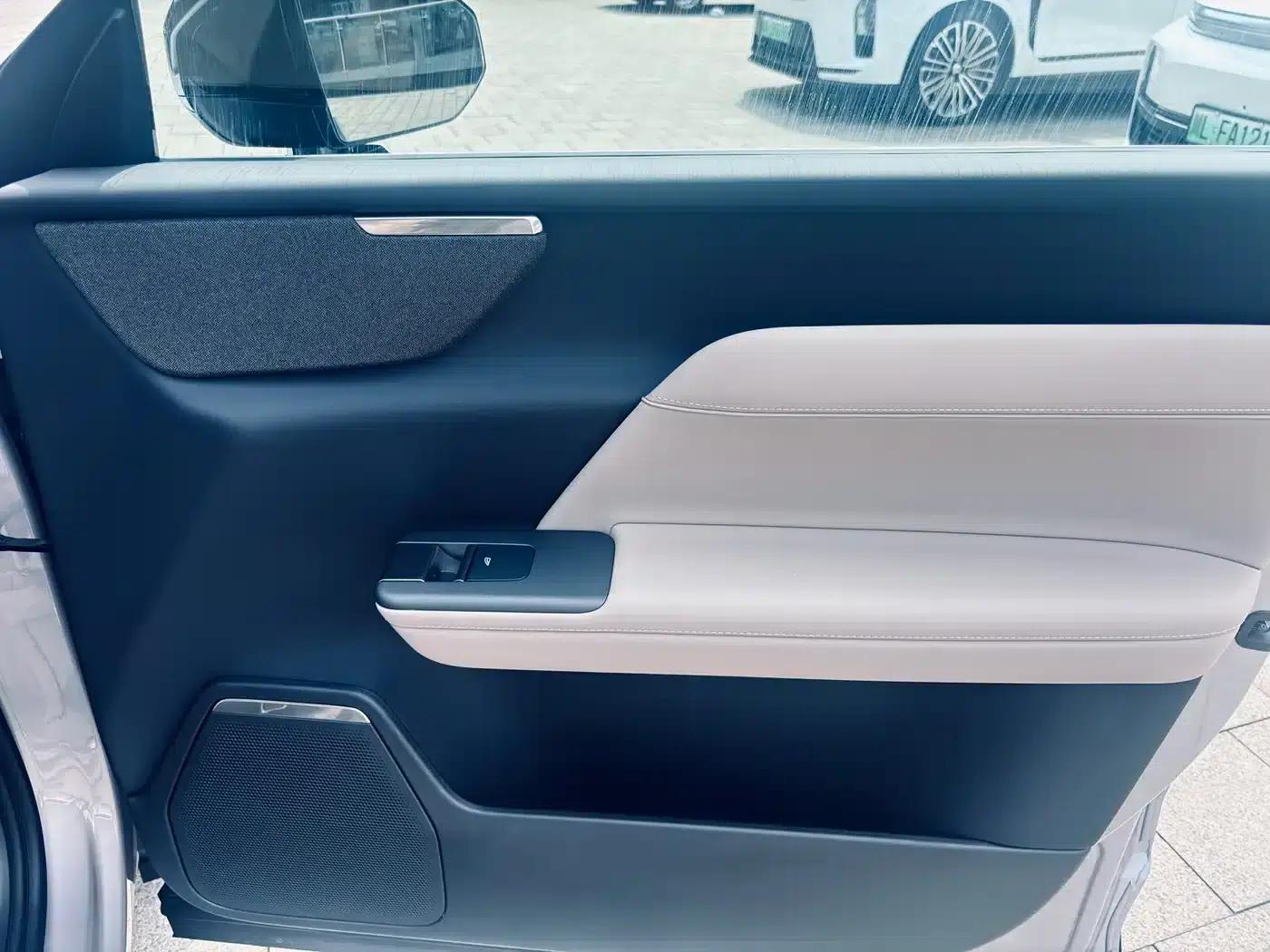 2026 Volvo XC70 Plug-in Hybrid, All-Wheel Drive, Long Range Core — миниатюра 13