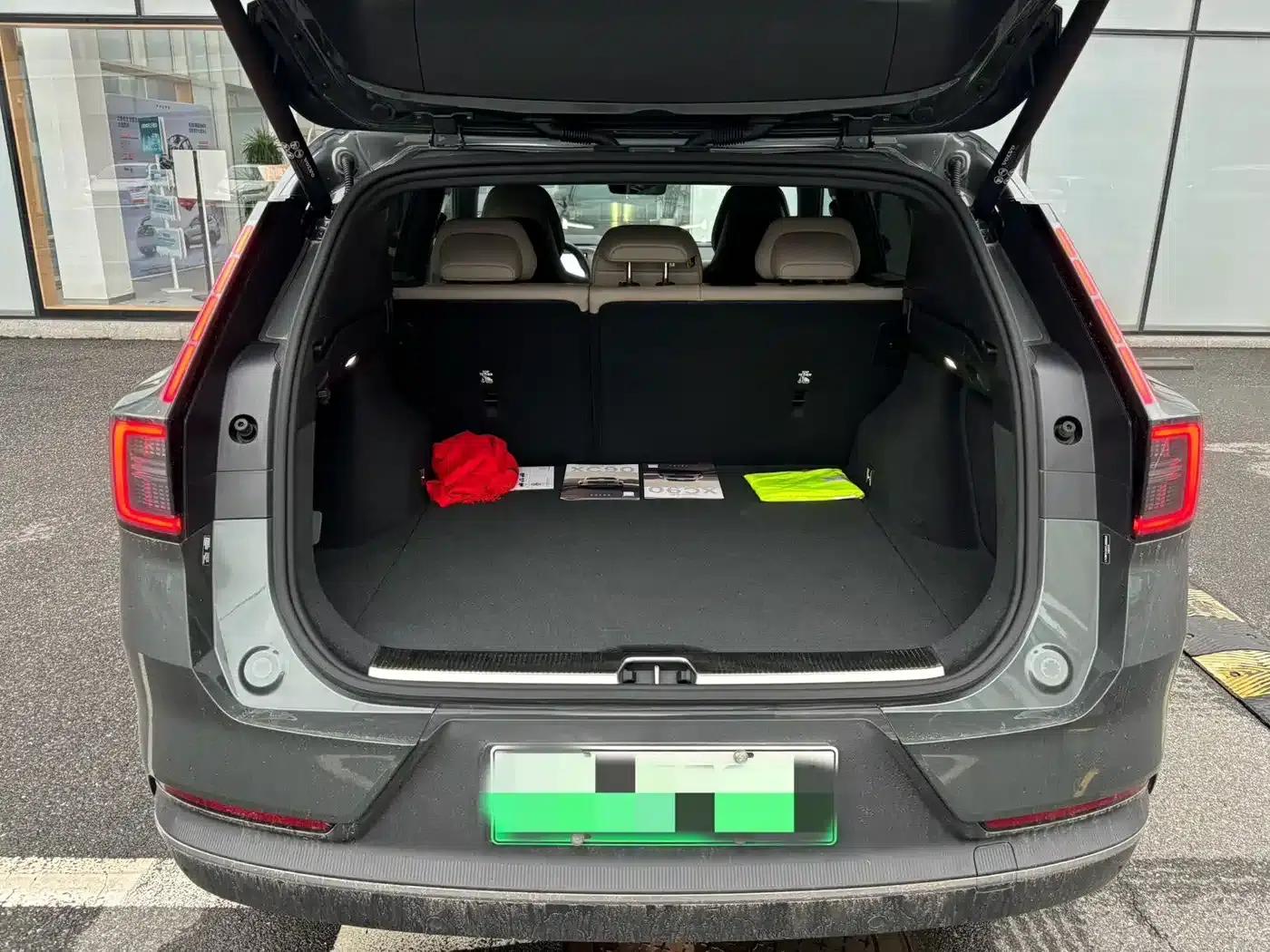 2026 Volvo XC70 Plug-in Hybrid, All-Wheel Drive, Ultra Range — миниатюра 3