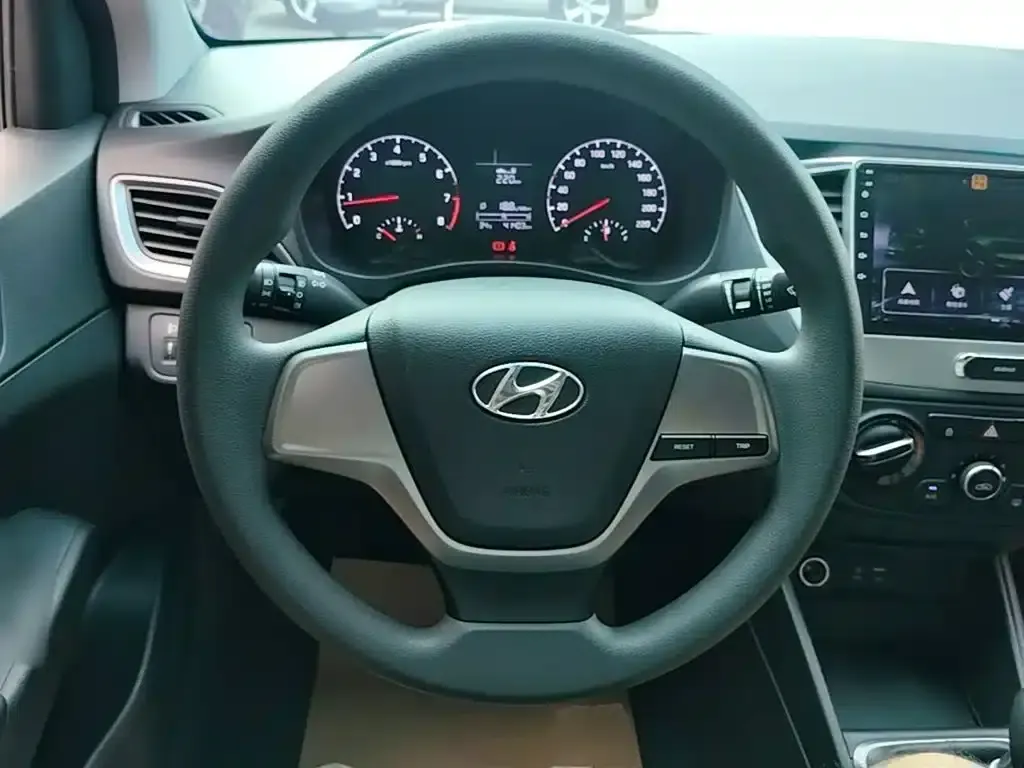 2016 Hyundai Verna 1.4L Manual GLS Cool Edition — миниатюра 11