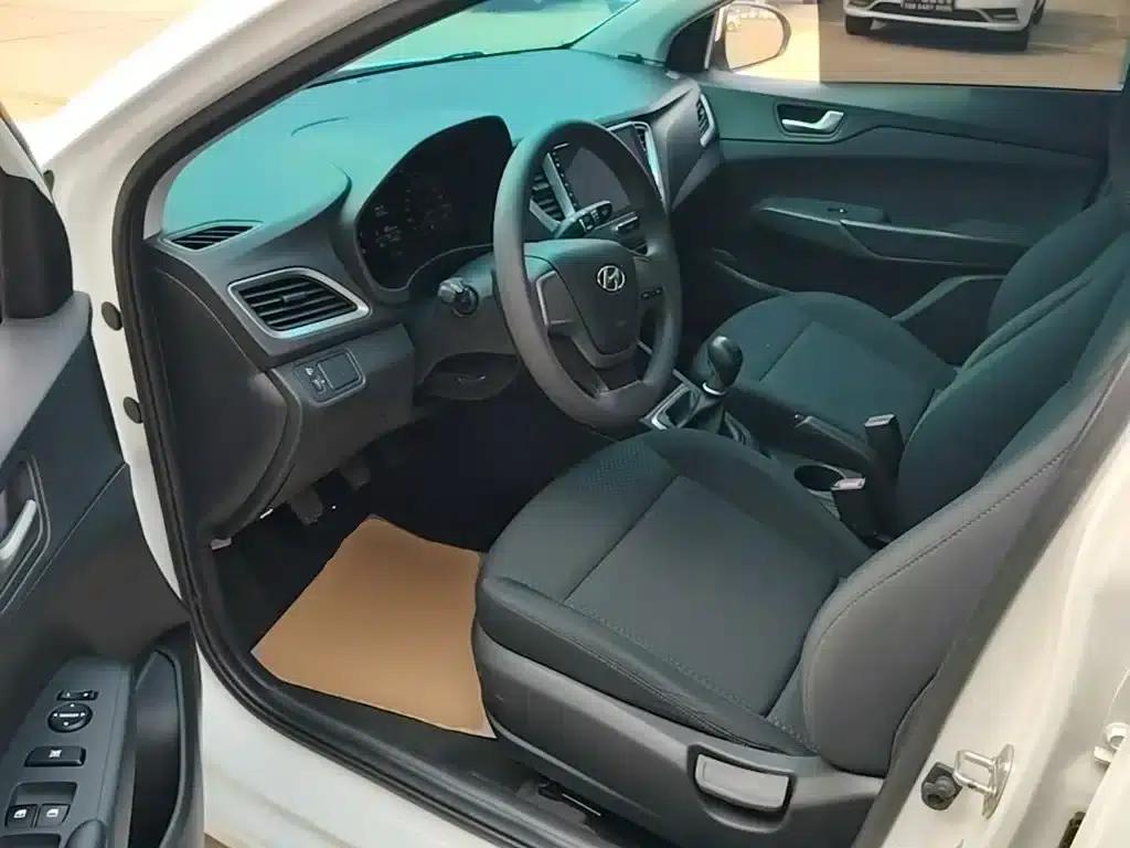 2016 Hyundai Verna 1.4L Manual GLS Cool Edition — миниатюра 16