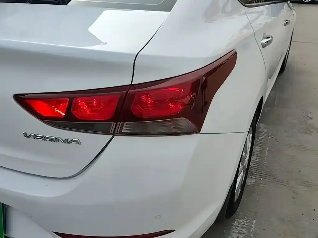 2016 Hyundai Verna 1.4L Manual GLS Cool Edition — миниатюра 8