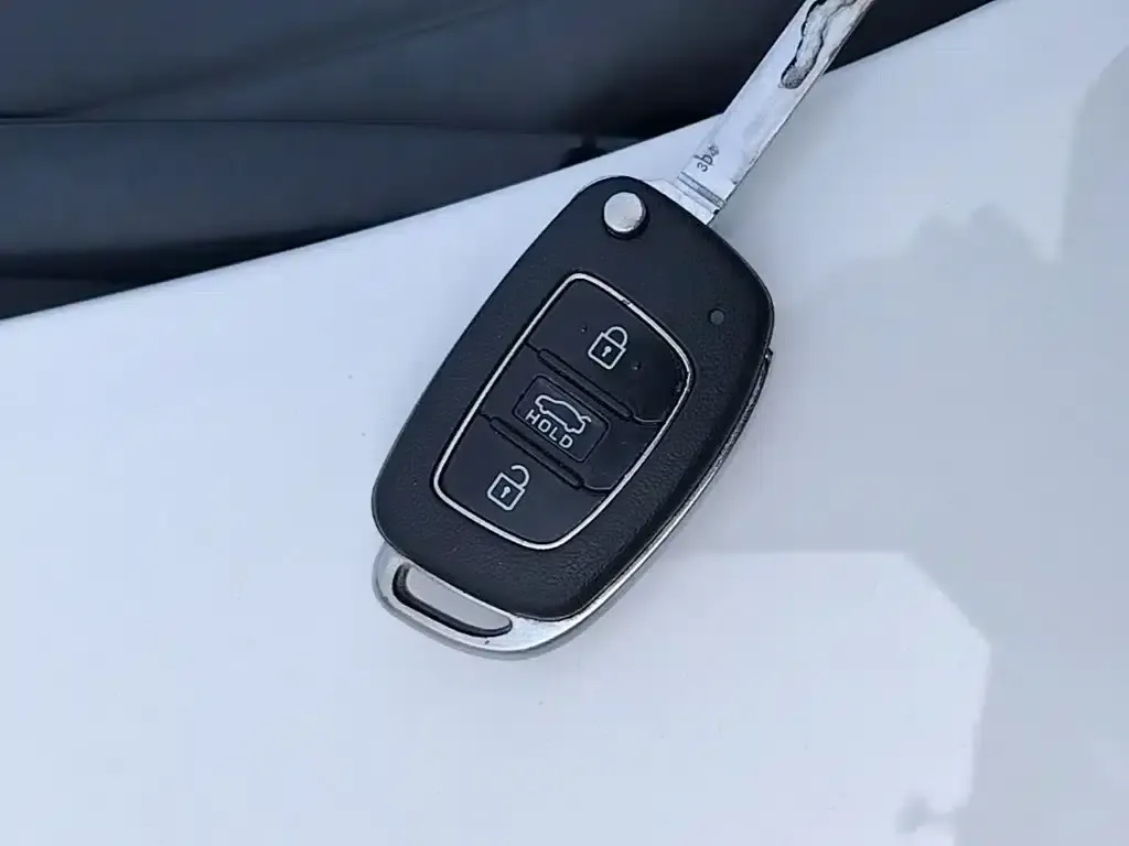 2016 Hyundai Verna 1.4L Manual GLS Cool Edition — миниатюра 9