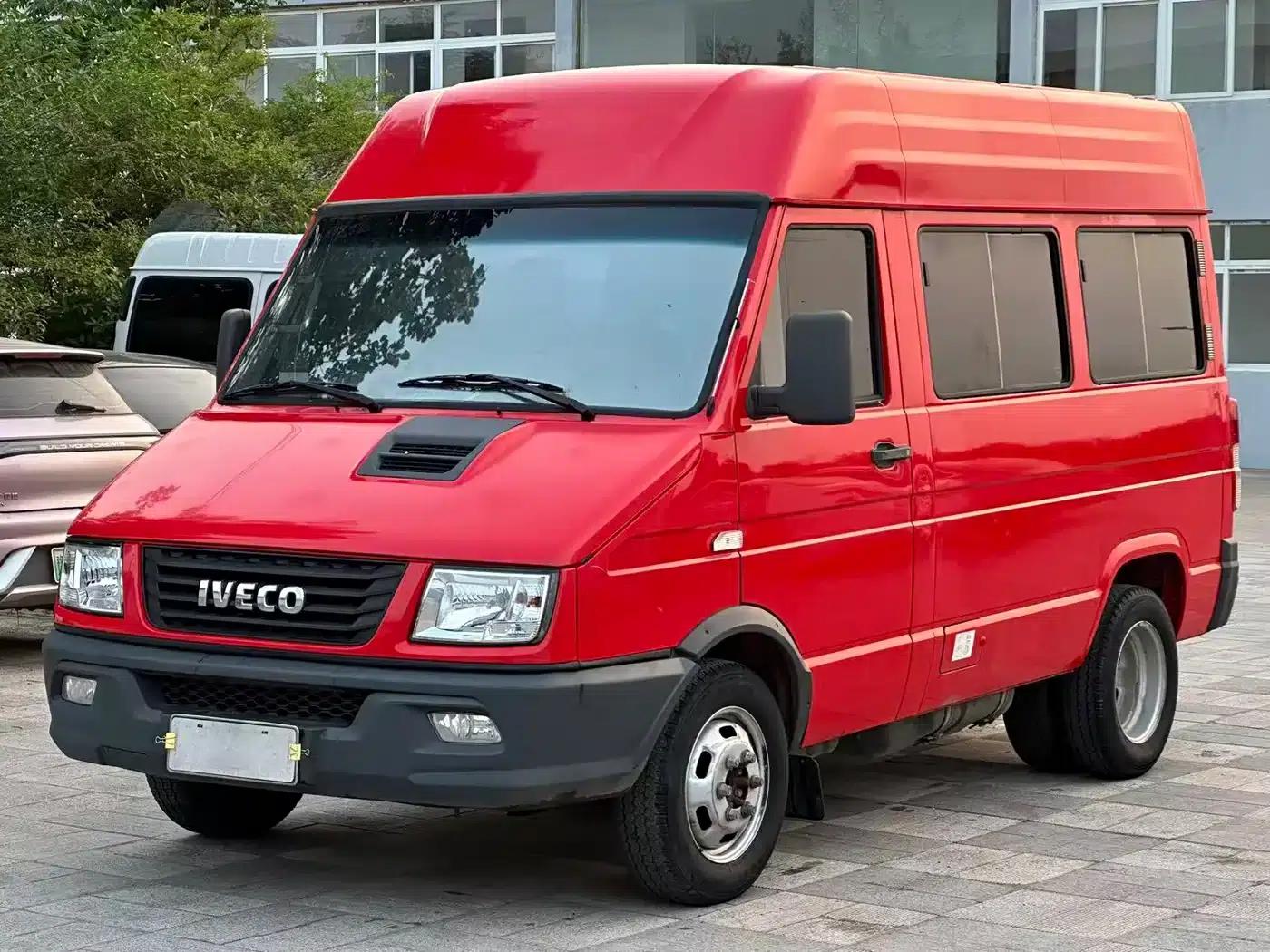 Iveco DeYi 2023 2.5T A35M1 Short Wheelbase Mid-Roof Dual Tires Side Sliding Door 5-9 Seats — миниатюра 1