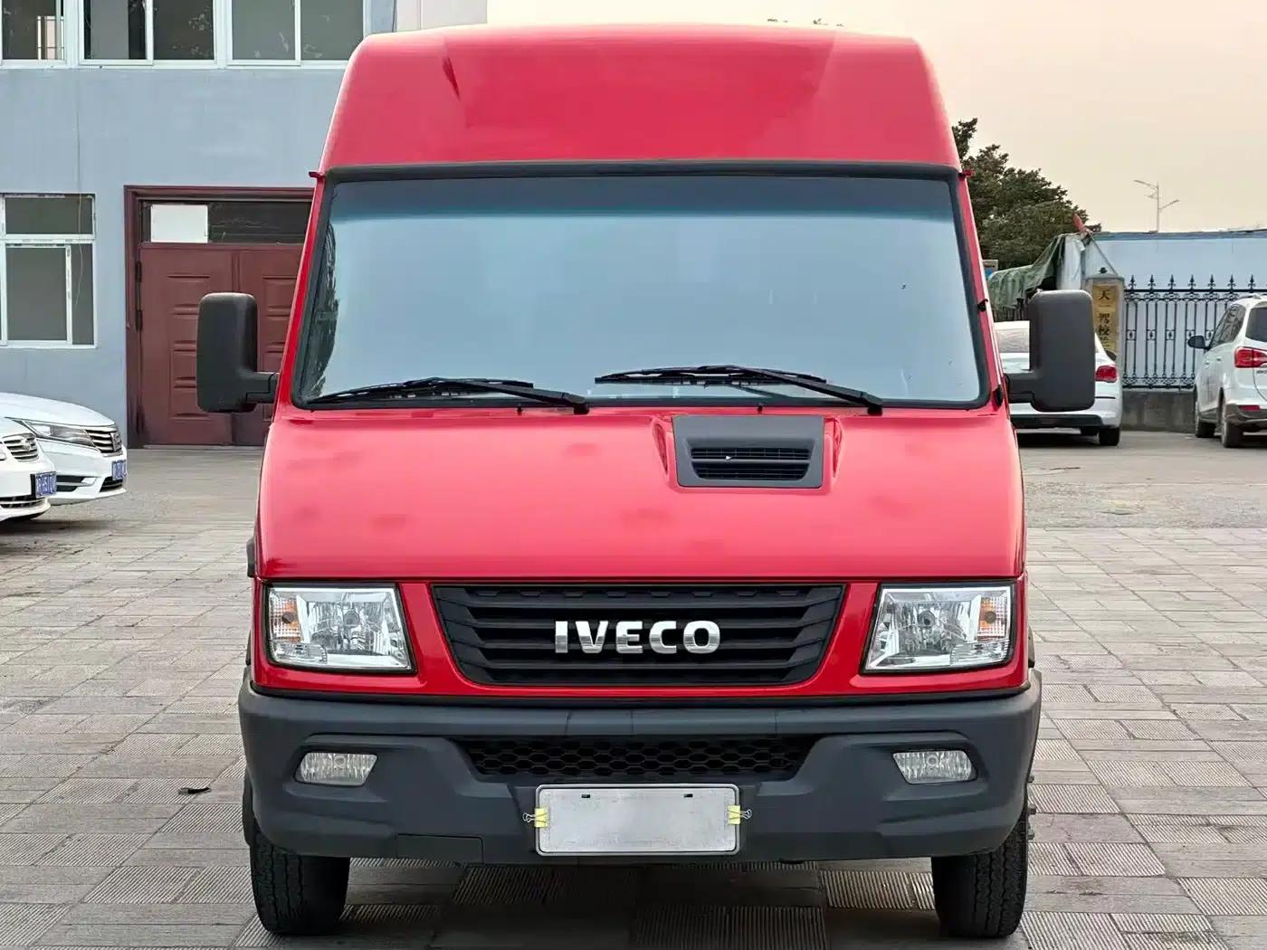 Iveco DeYi 2023 2.5T A35M1 Short Wheelbase Mid-Roof Dual Tires Side Sliding Door 5-9 Seats — миниатюра 2