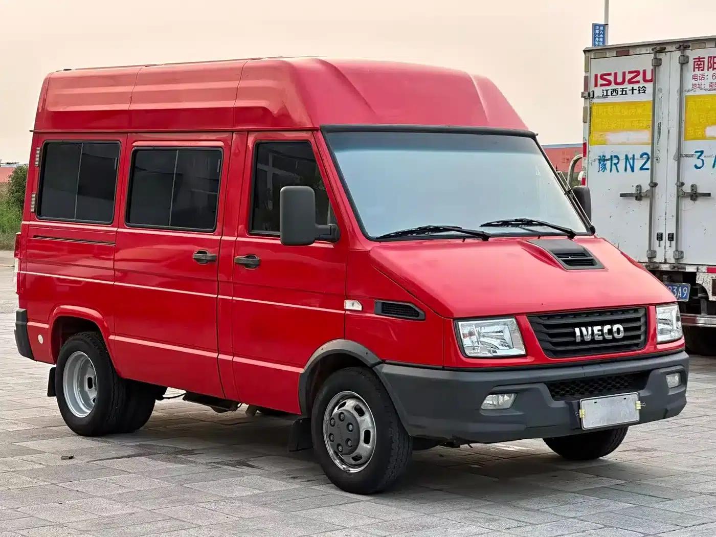 Iveco DeYi 2023 2.5T A35M1 Short Wheelbase Mid-Roof Dual Tires Side Sliding Door 5-9 Seats — миниатюра 3