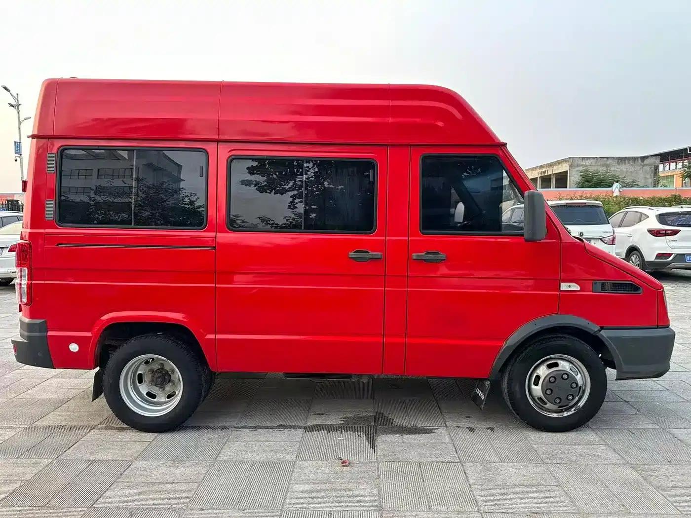 Iveco DeYi 2023 2.5T A35M1 Short Wheelbase Mid-Roof Dual Tires Side Sliding Door 5-9 Seats — миниатюра 4