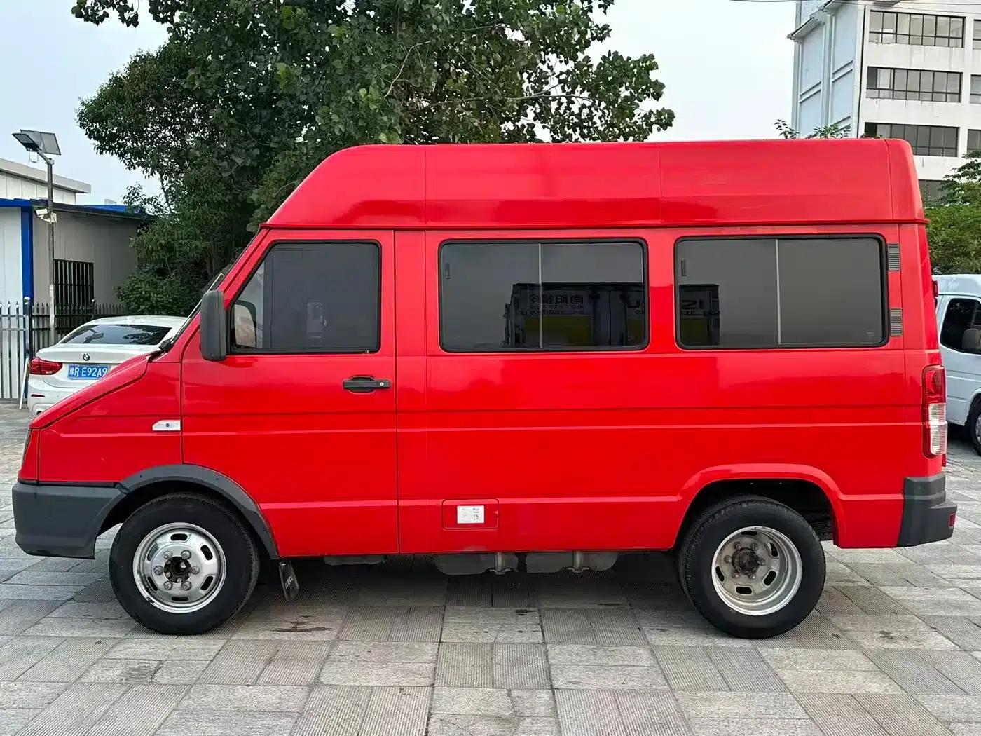 Iveco DeYi 2023 2.5T A35M1 Short Wheelbase Mid-Roof Dual Tires Side Sliding Door 5-9 Seats — миниатюра 5