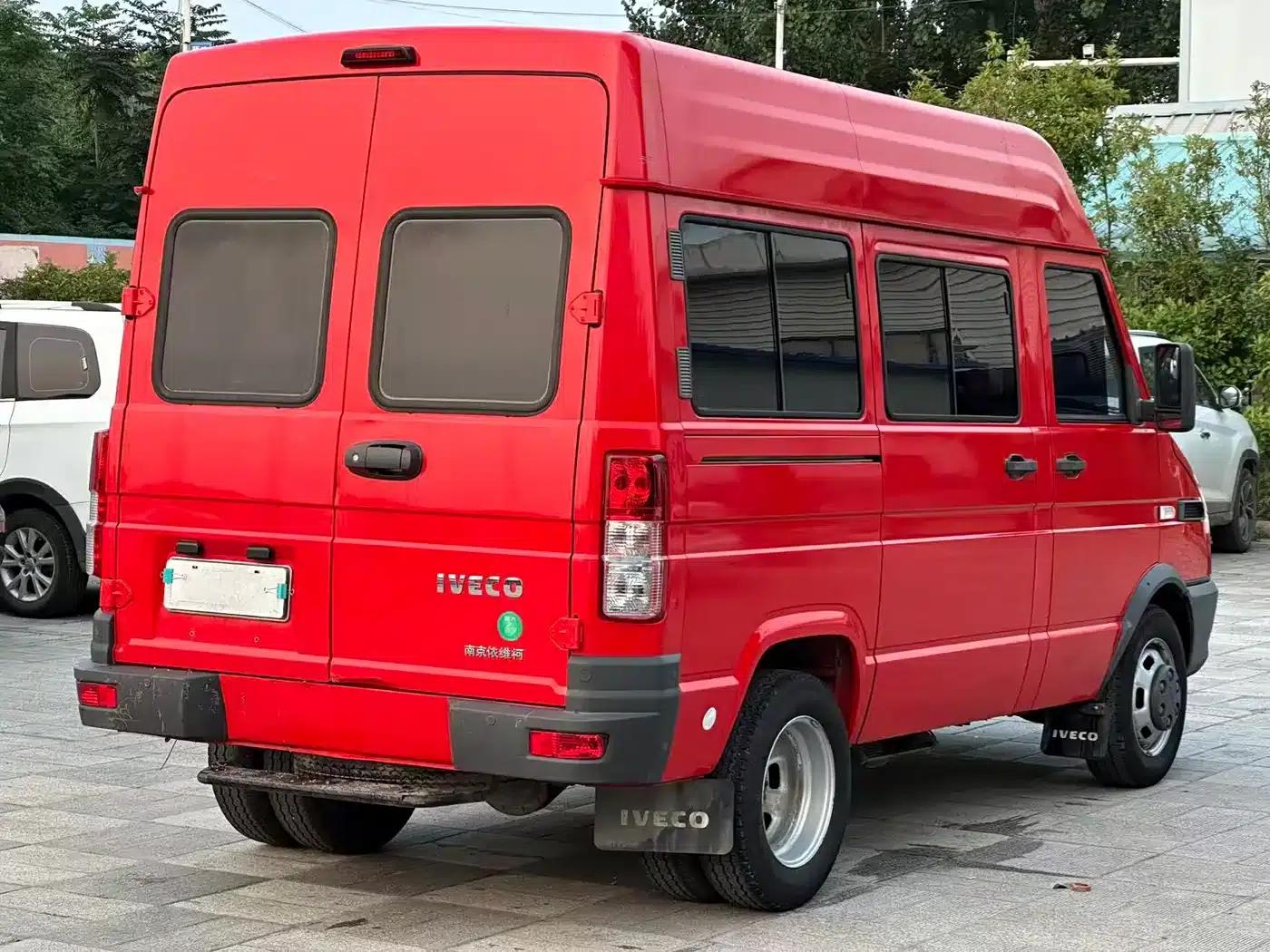 Iveco DeYi 2023 2.5T A35M1 Short Wheelbase Mid-Roof Dual Tires Side Sliding Door 5-9 Seats — миниатюра 6