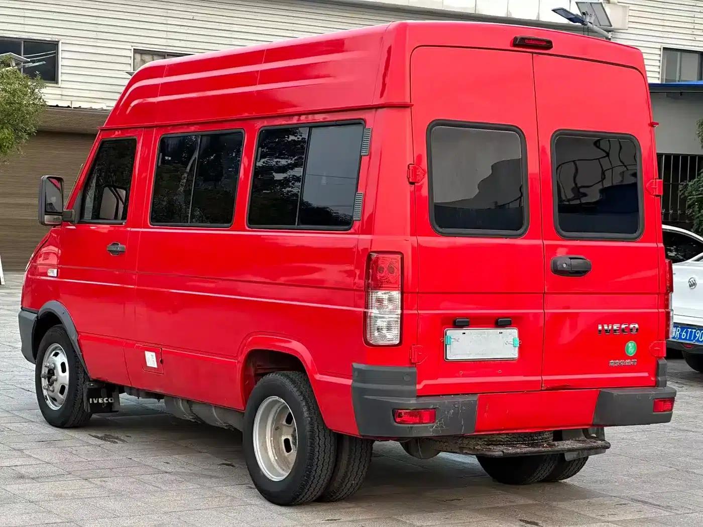 Iveco DeYi 2023 2.5T A35M1 Short Wheelbase Mid-Roof Dual Tires Side Sliding Door 5-9 Seats — миниатюра 7