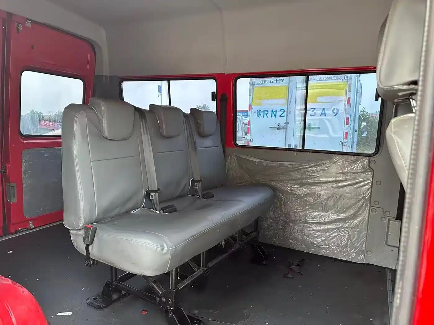 Iveco DeYi 2023 2.5T A35M1 Short Wheelbase Mid-Roof Dual Tires Side Sliding Door 5-9 Seats — миниатюра 9