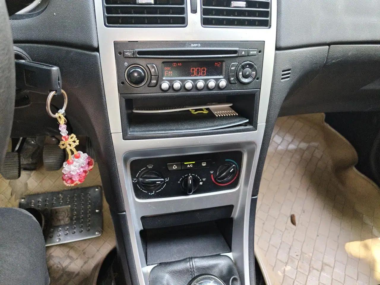Peugeot 307 2010 Sedan 1.6L Manual Comfort Edition — миниатюра 13