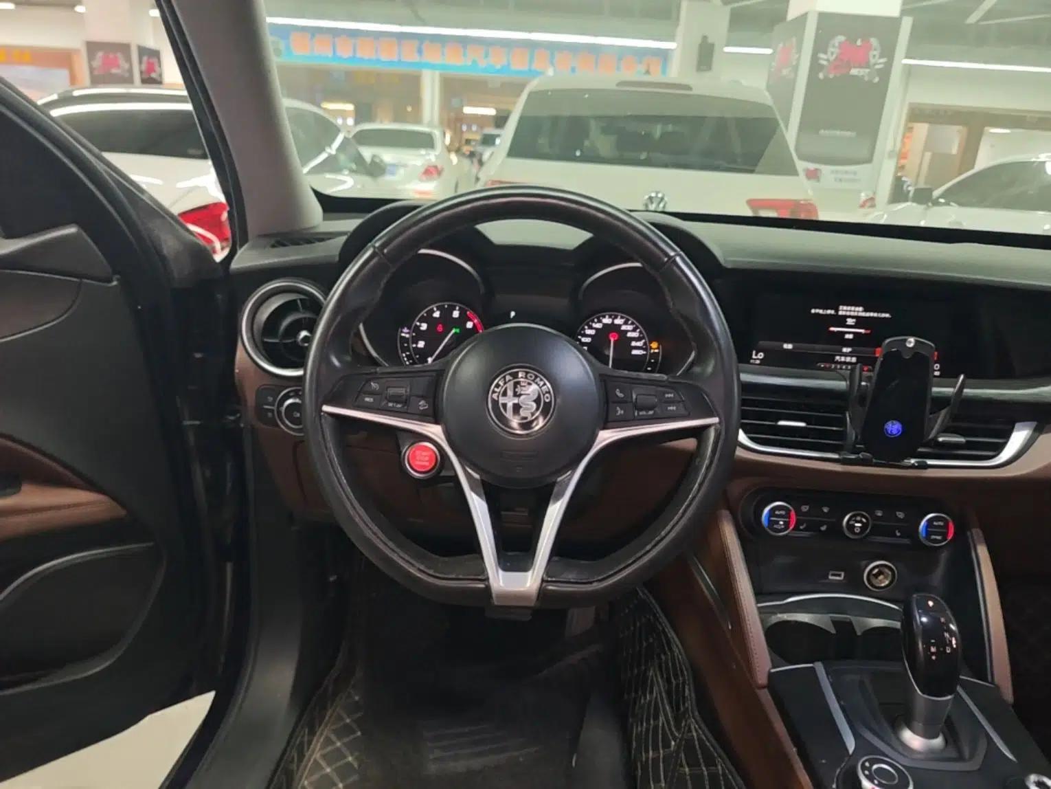 Alfa Romeo Stelvio 2017 2.0T 200HP Elite Edition — миниатюра 18