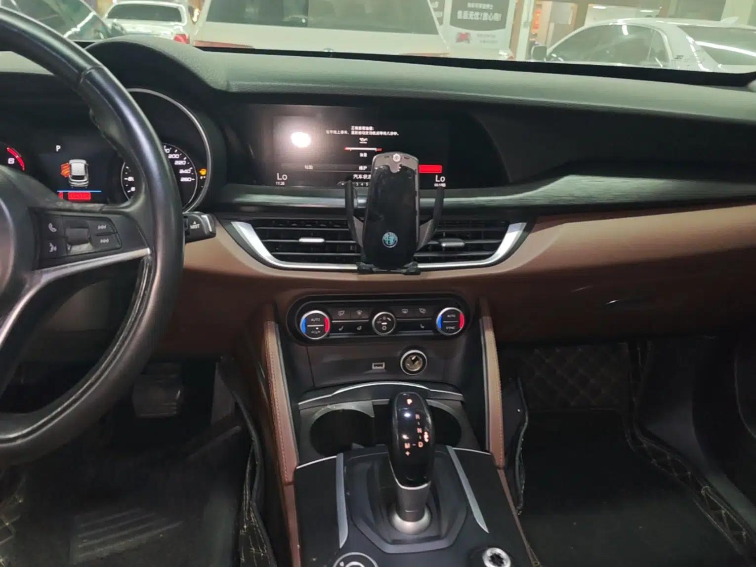 Alfa Romeo Stelvio 2017 2.0T 200HP Elite Edition — миниатюра 20