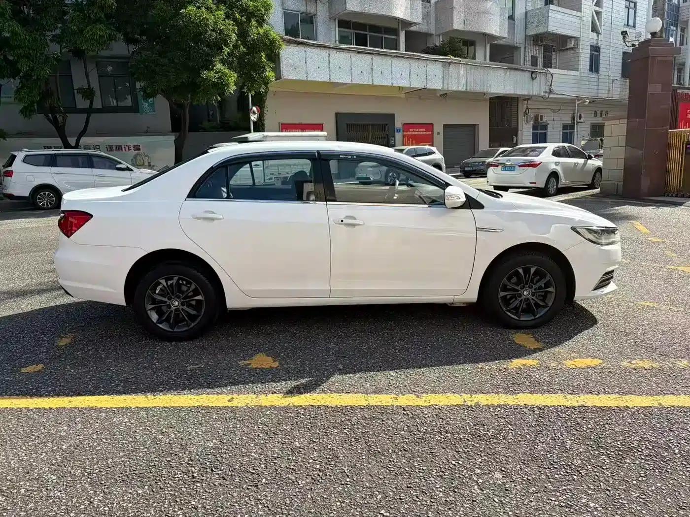 Qin 2019 1.5L Automatic Deluxe Edition — миниатюра 4