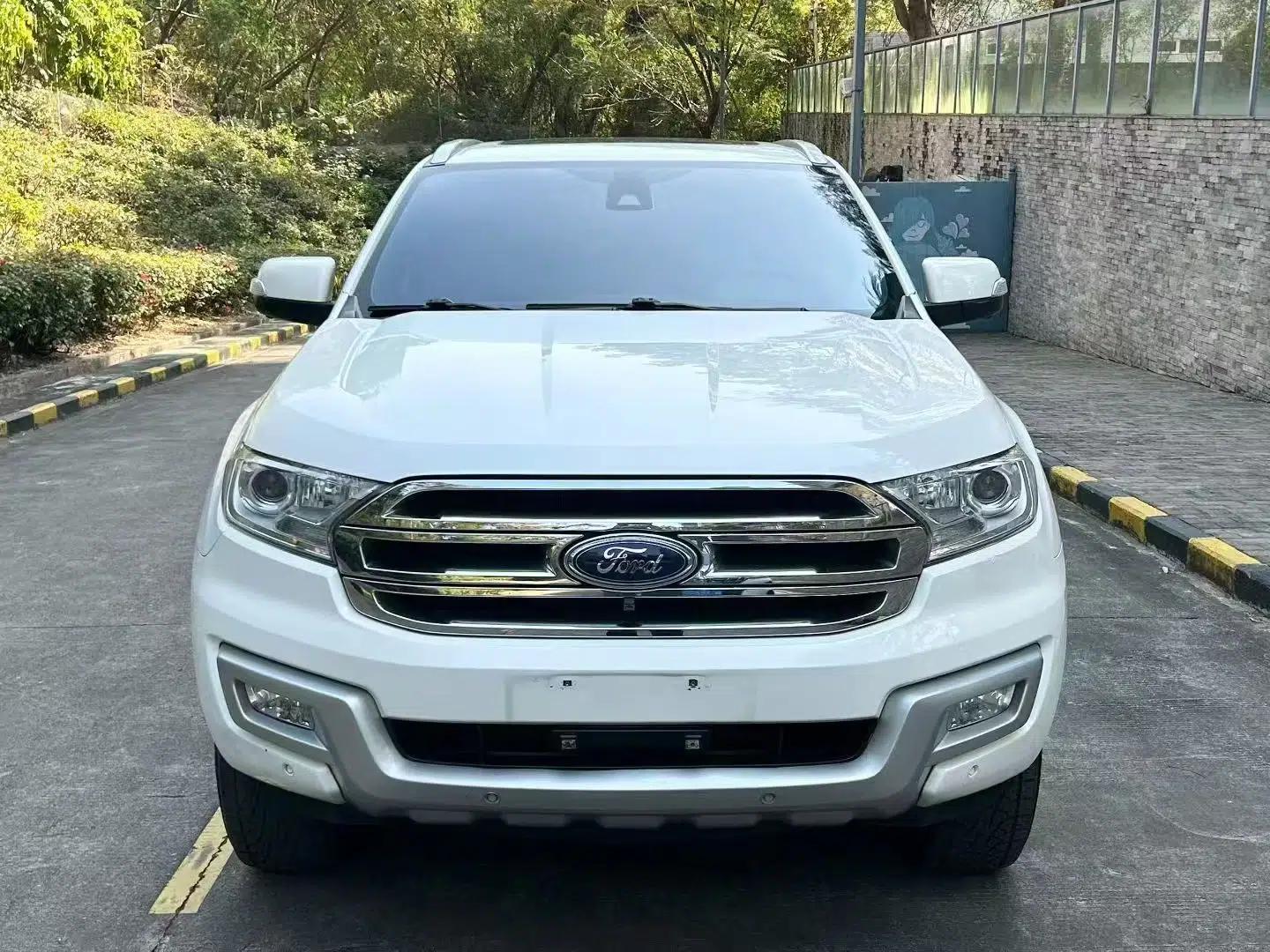 Ford Everest 2017 2.0T Gasoline Automatic 4x4 Luxury Edition 5 Seats — миниатюра 2