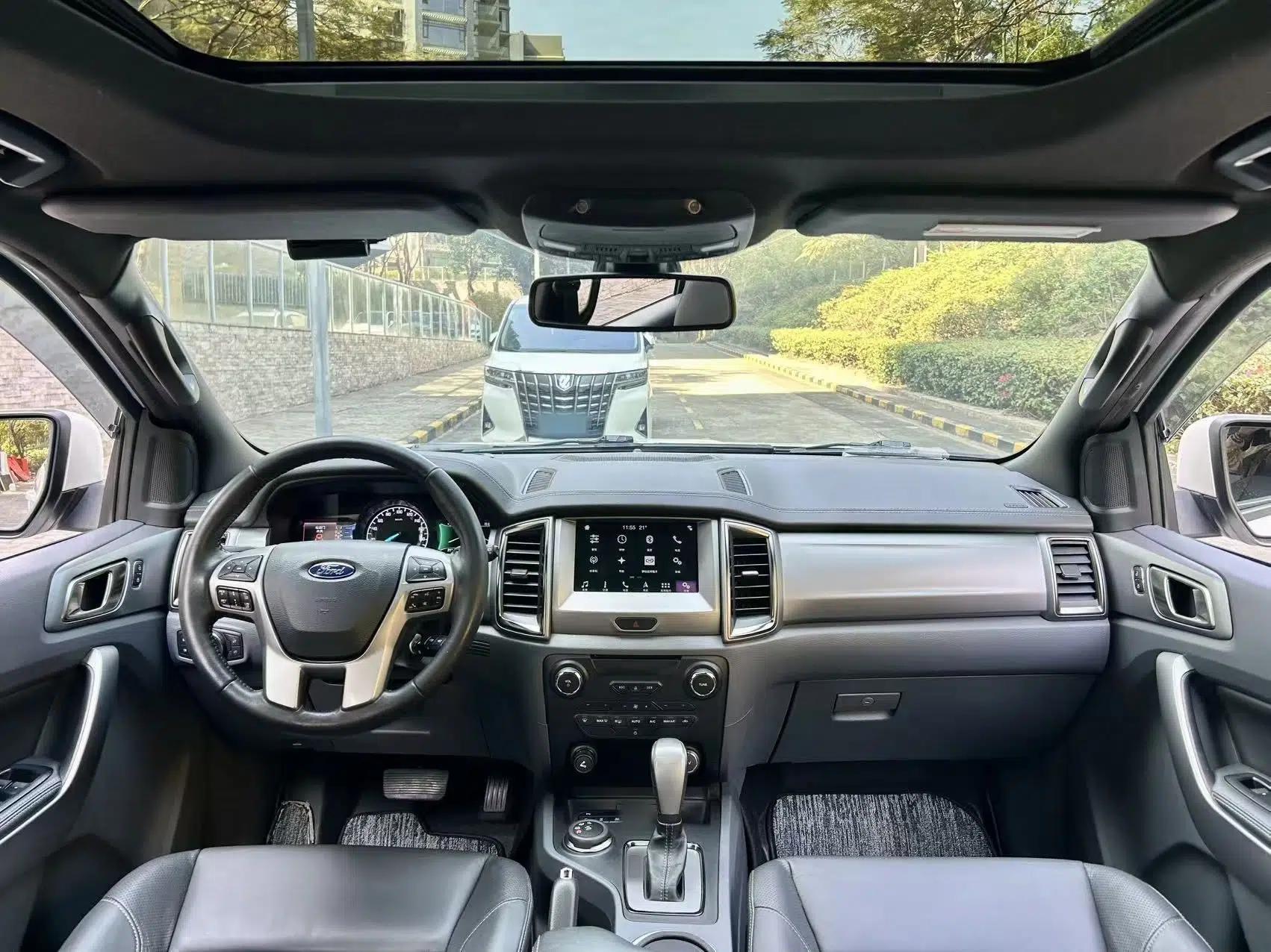 Ford Everest 2017 2.0T Gasoline Automatic 4x4 Luxury Edition 5 Seats — миниатюра 12