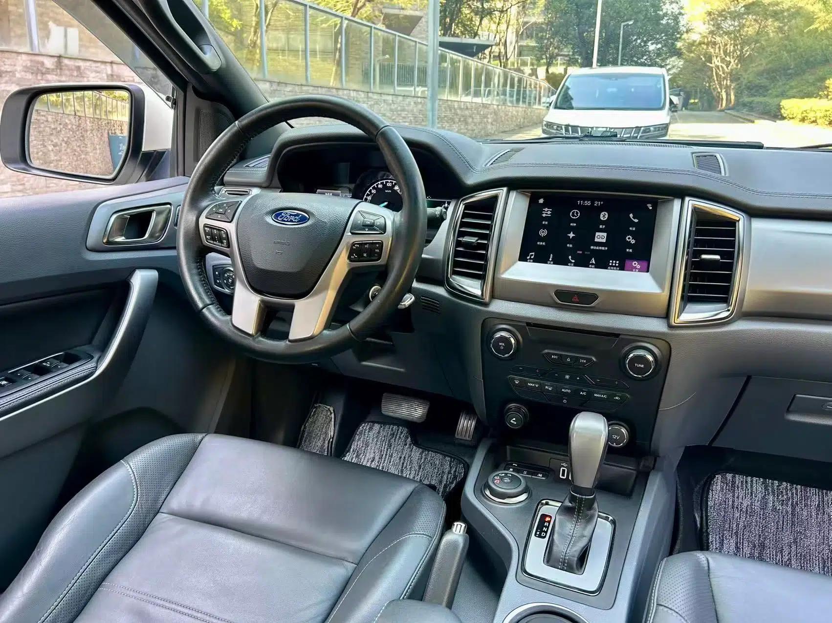 Ford Everest 2017 2.0T Gasoline Automatic 4x4 Luxury Edition 5 Seats — миниатюра 13