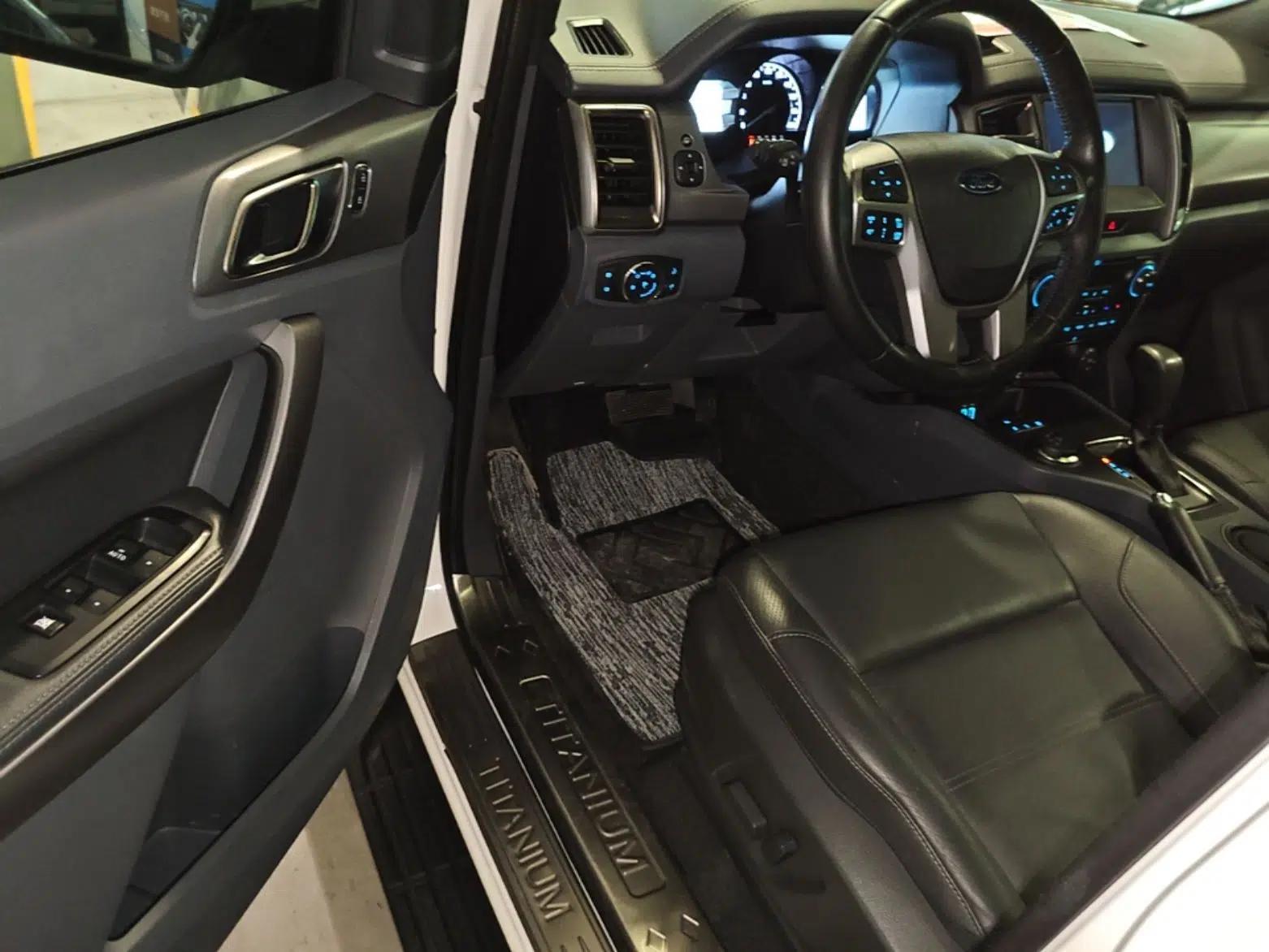 Ford Everest 2017 2.0T Gasoline Automatic 4x4 Luxury Edition 5 Seats — миниатюра 18