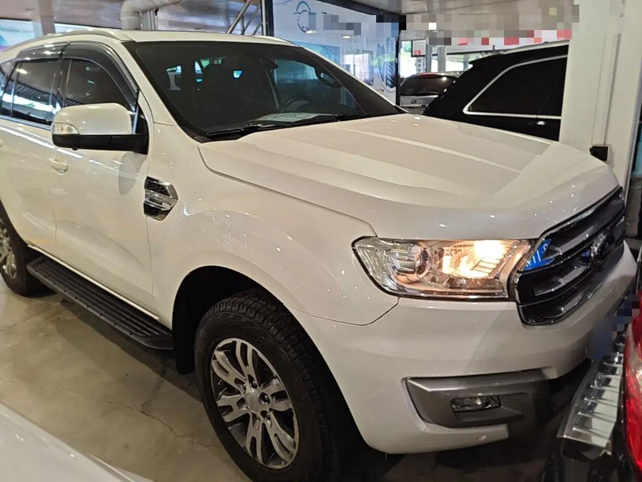 Ford Everest 2017 2.0T Gasoline Automatic 4x4 Luxury Edition 5 Seats — миниатюра 3