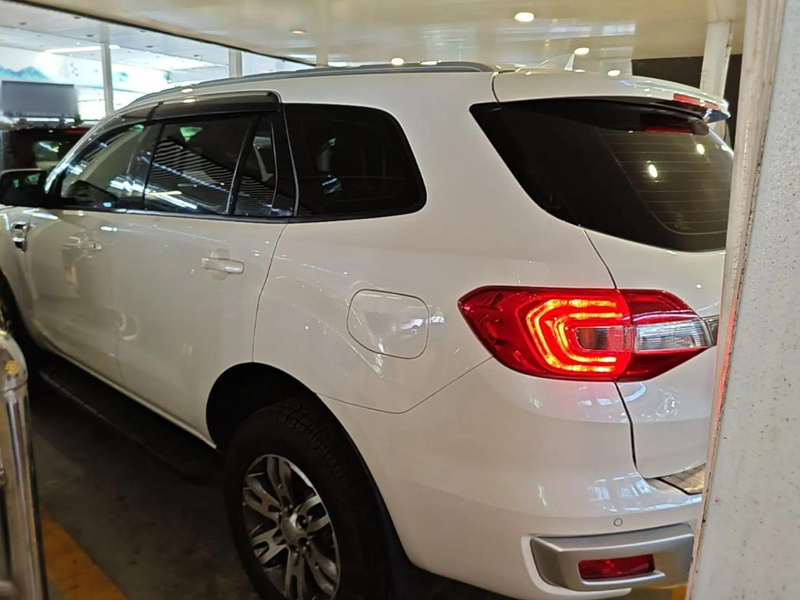 Ford Everest 2017 2.0T Gasoline Automatic 4x4 Luxury Edition 5 Seats — миниатюра 4
