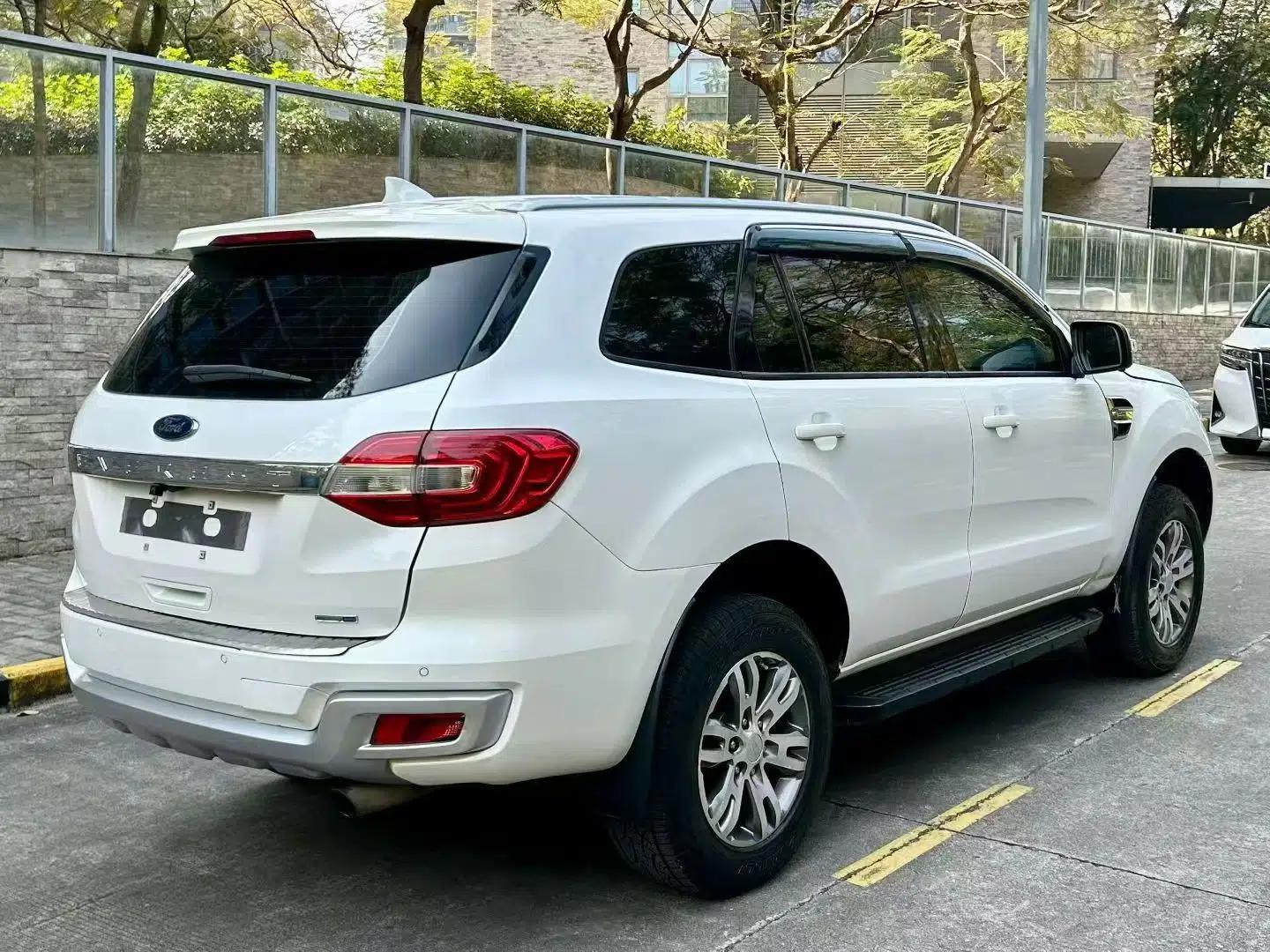 Ford Everest 2017 2.0T Gasoline Automatic 4x4 Luxury Edition 5 Seats — миниатюра 6