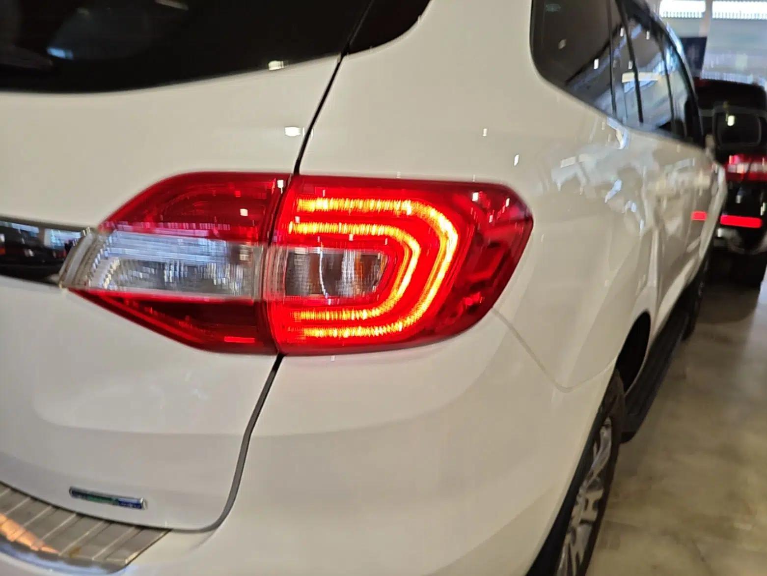 Ford Everest 2017 2.0T Gasoline Automatic 4x4 Luxury Edition 5 Seats — миниатюра 9