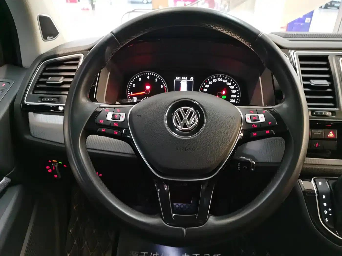 Multivan 2017 2.0TSI 4WD Premium Edition 7-Seater — миниатюра 11