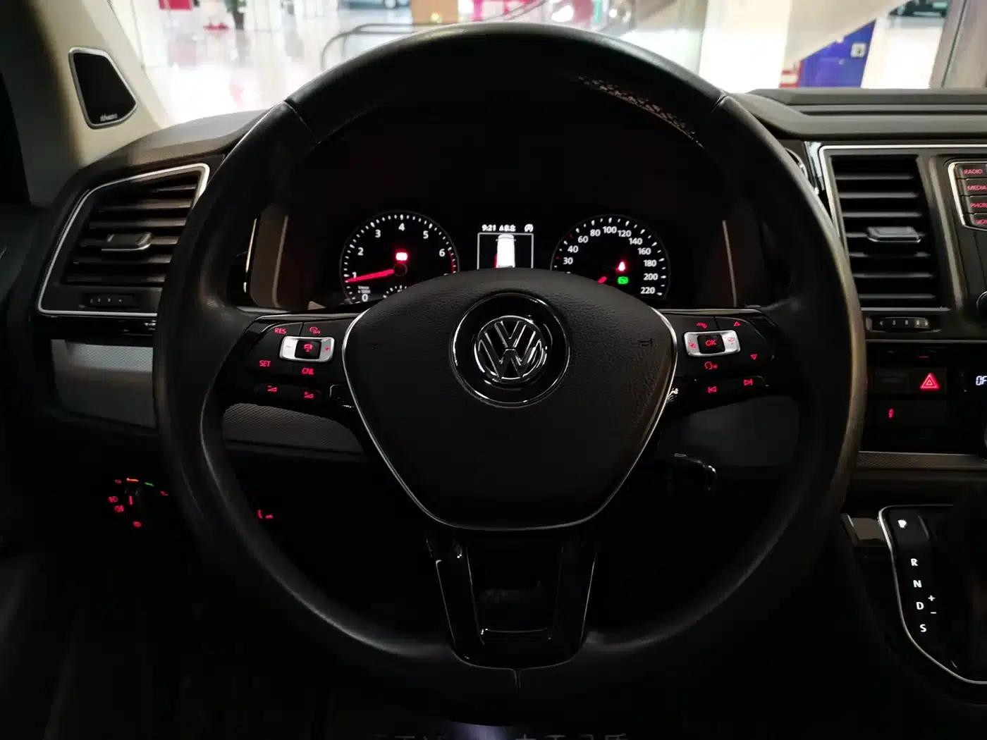 Multivan 2017 2.0TSI 4WD Premium Edition 7-Seater — миниатюра 10