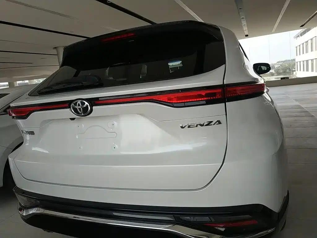 Venza 2023 2.0L CVT 2WD Luxury Edition — миниатюра 4