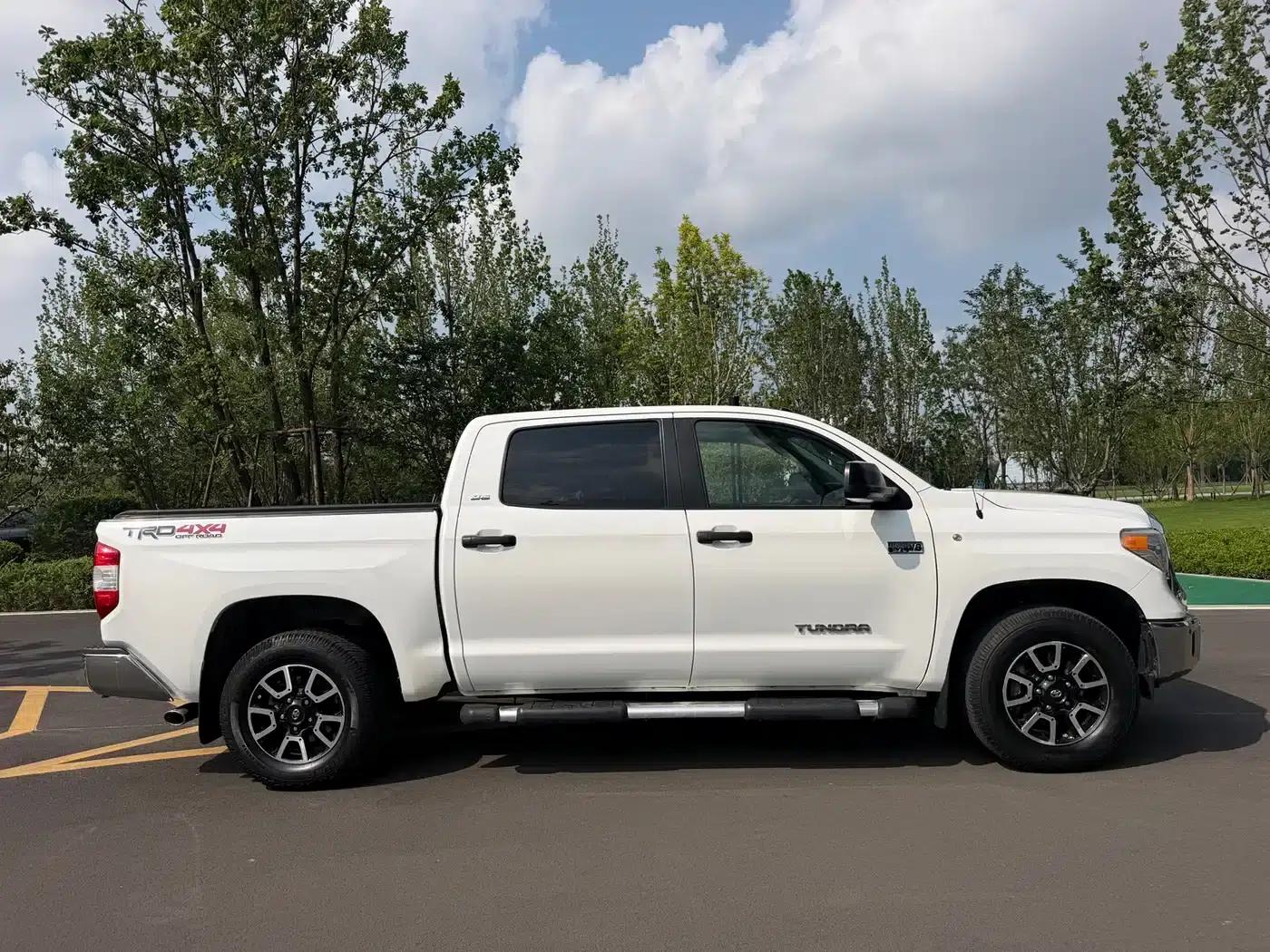 2017 Tundra 5.7L Canadian Spec — миниатюра 4