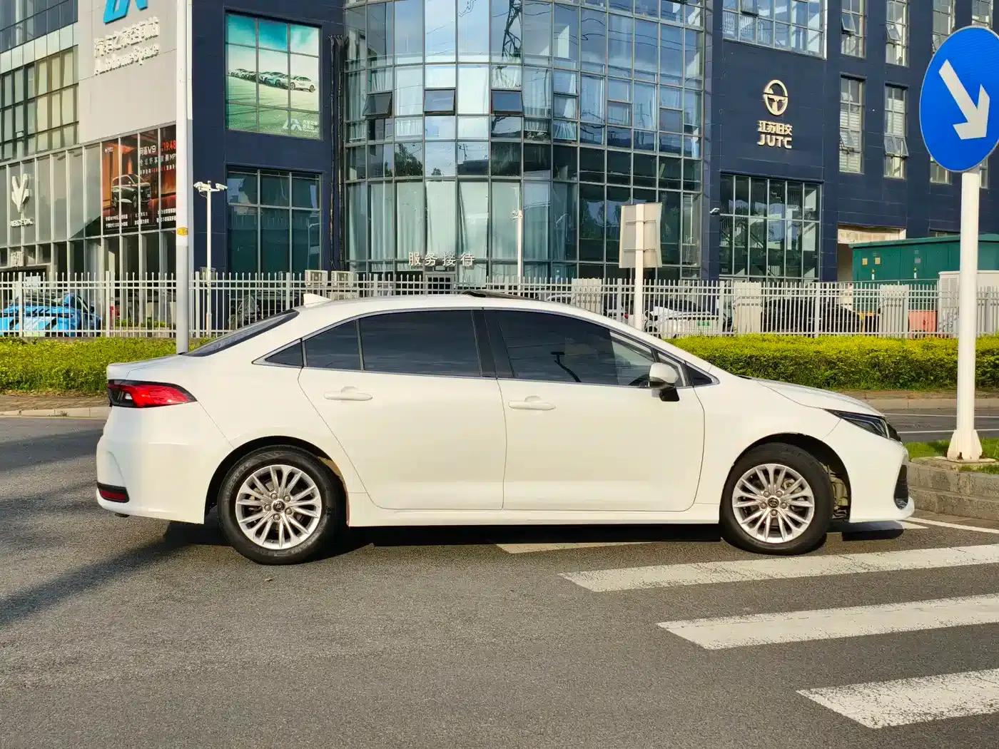 2022 Toyota Avalon 2.0L Elite Edition — миниатюра 3