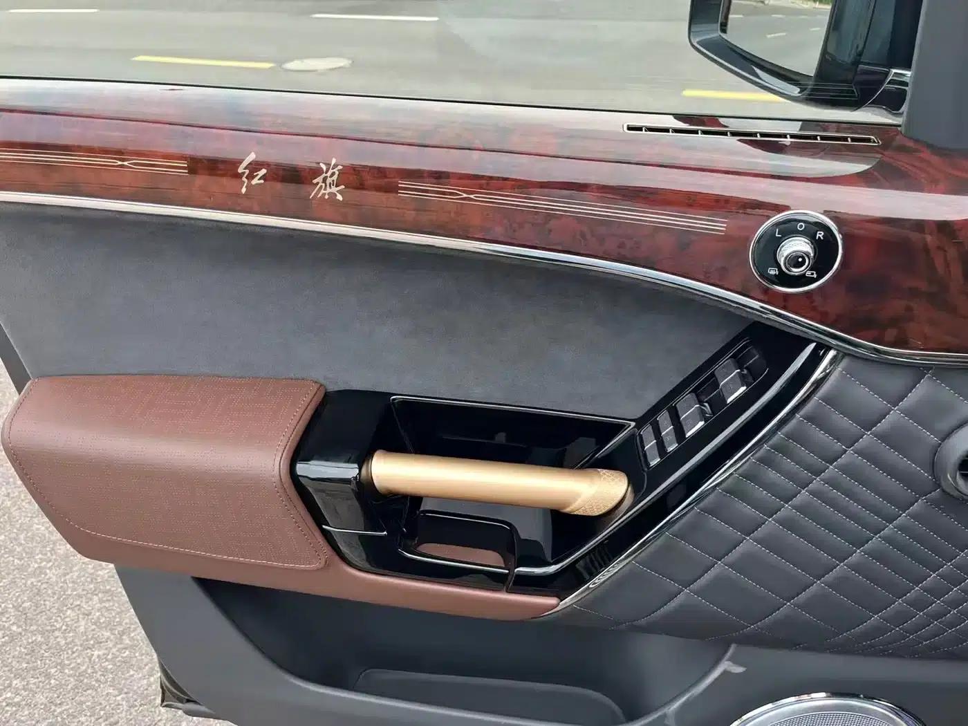 Hongqi Golden Sunflower National Glory 2022 4.0T Premium Flagship Edition 4-seater — миниатюра 13