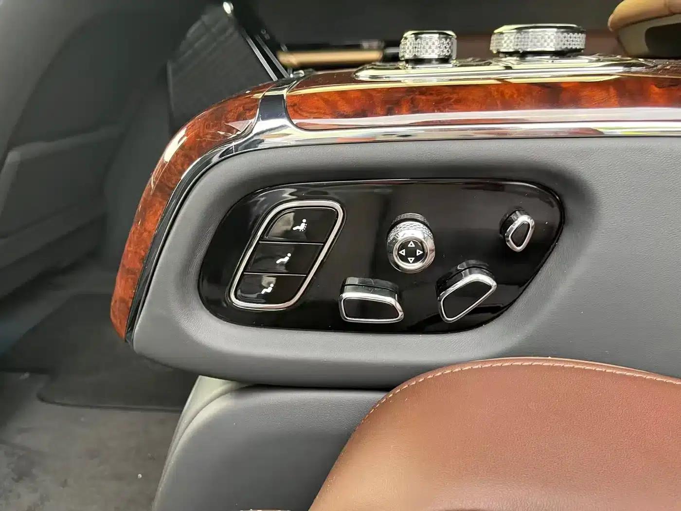 Hongqi Golden Sunflower National Glory 2022 4.0T Premium Flagship Edition 4-seater — миниатюра 26